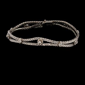 ARMLÄNK, 18k vitguld med 10 briljantslipade diamanter, 1900-talets andra hälft. Vikt 21 g.