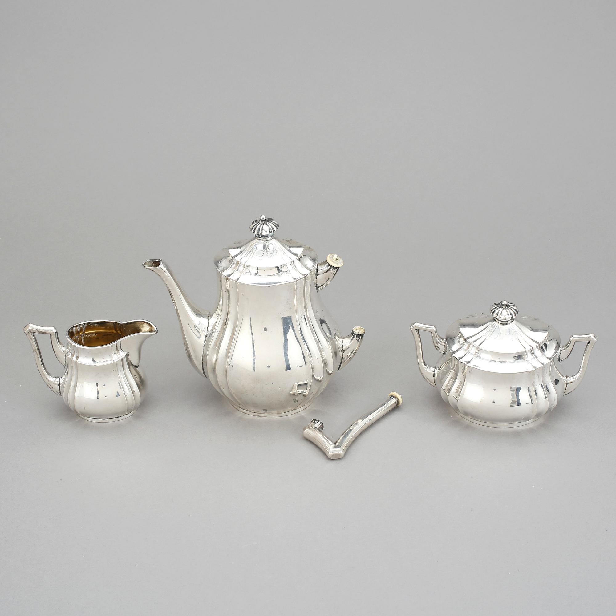 KAFFESERVIS, 3 delar, silver, importstämplar CG Hallberg, Stockholm, 1916, 1918 och 1919. Vikt ca 1015 gram.