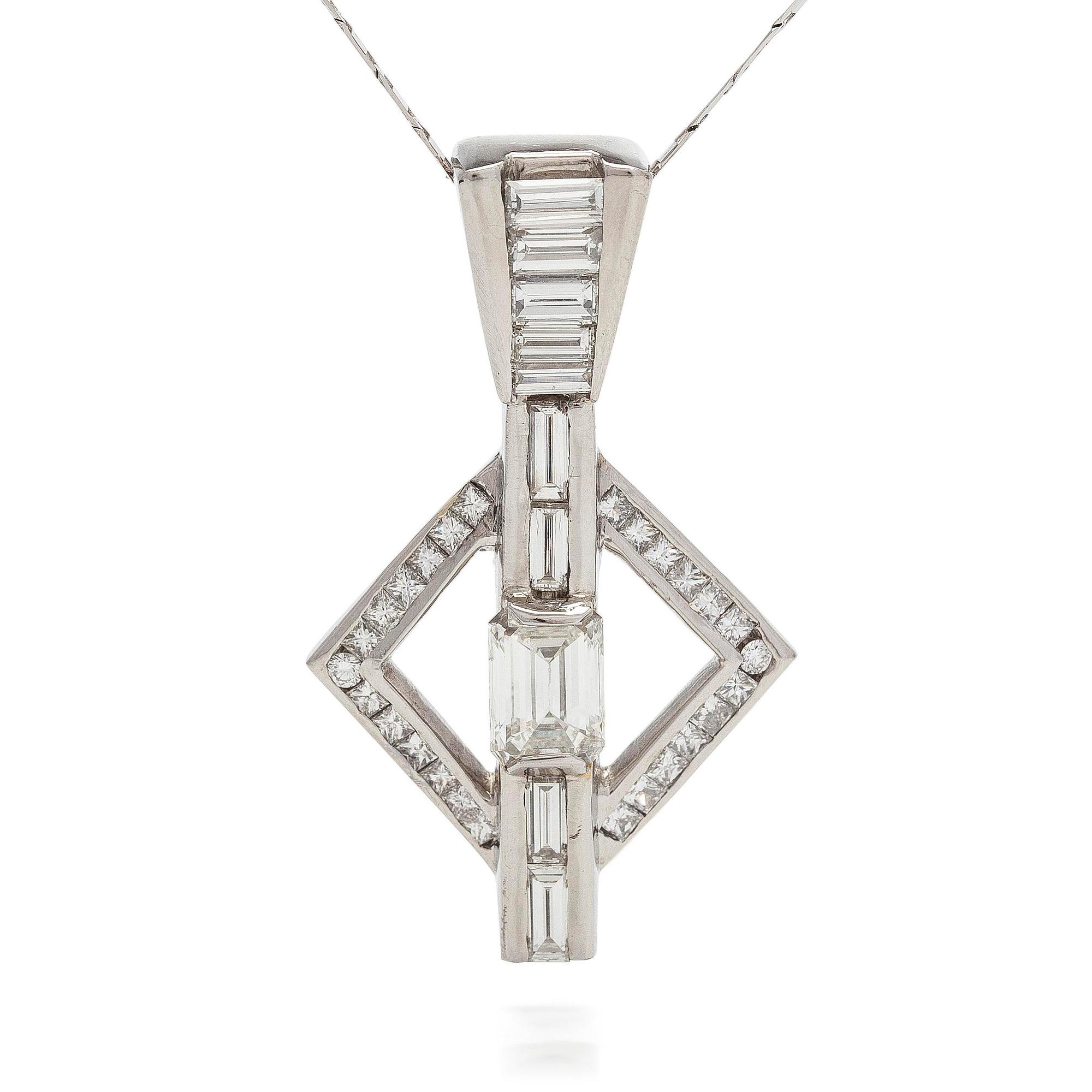 Hänge, platina samt smaragd-, prinses,-baguette- och briljantslipade diamanter med kedja i 14K vitguld.