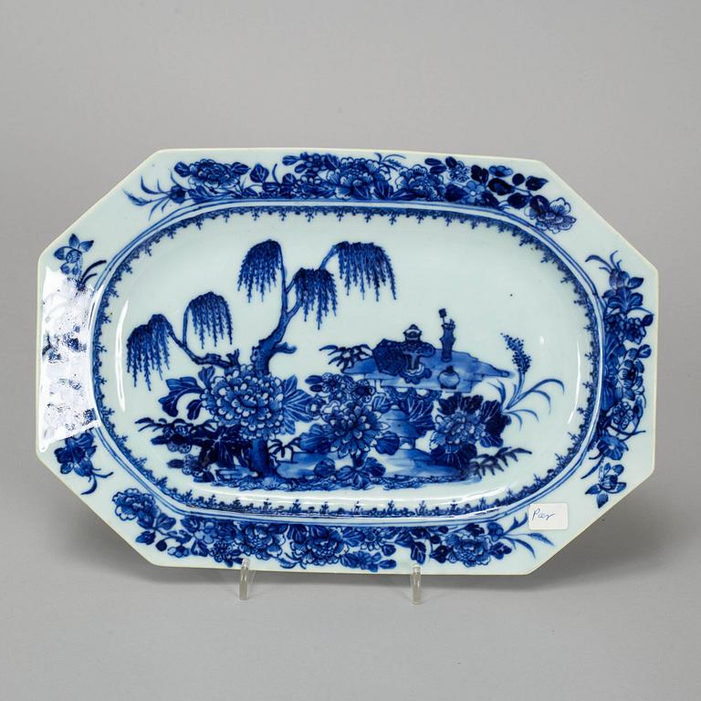 FAT, två stycken, kompaniporslin. Qingdynastin, Qianlong (1736-95).