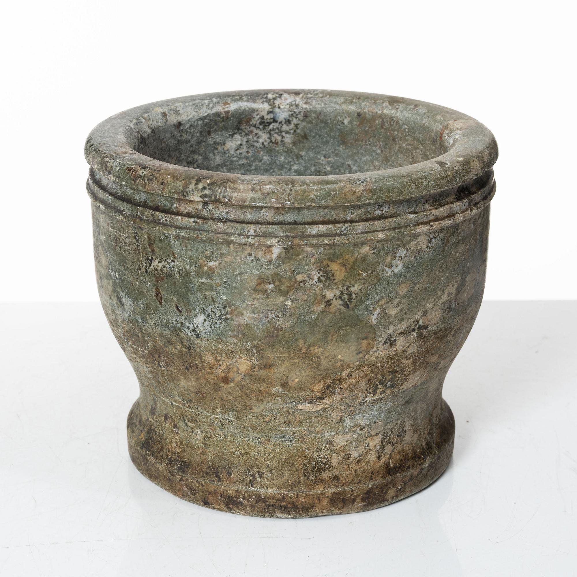 Mortel med stöt, kolmårdsmarmor, 1800-tal.