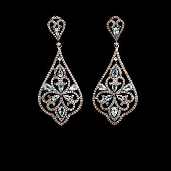 ÖRHÄNGEN, 1 par, silver och 18 k guld, briljantslipade diamanter och akvamariner.