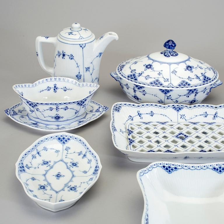 SERVISDELAR, 58 st, porslin, "Musselmalet", främst Royal Copenhagen, Danmark.