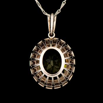 HÄNGE, fasettslipad peridot, åttkantslipade diamanter, 18K vitguld. A. Tillander, 1996.