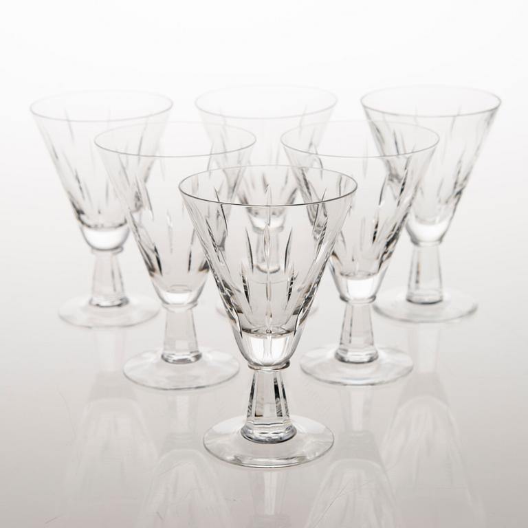 SAARA HOPEA, a 36-piece set of 'Inari' glassware for Nuutajärvi. Designed in 1953.