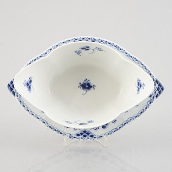 A 'Blue Fluted half lace' / 'Musselmalet' porcelain sauce boat, Royal Copenhagen, model 589, 1962.