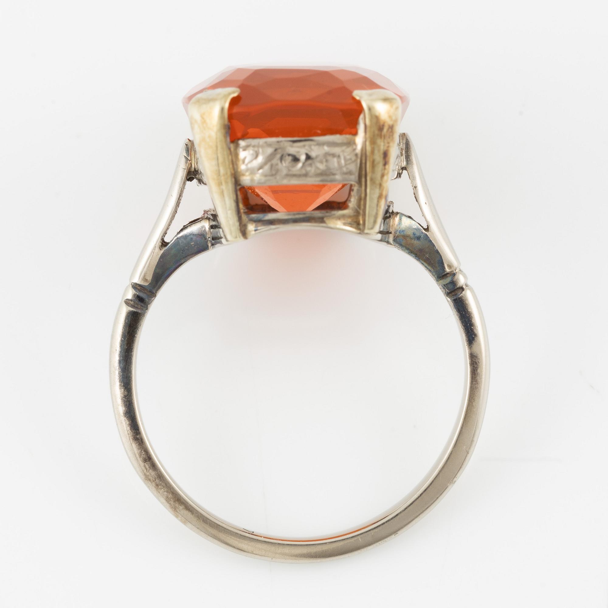 Ring 18K white gold set with a faceted fire opal.