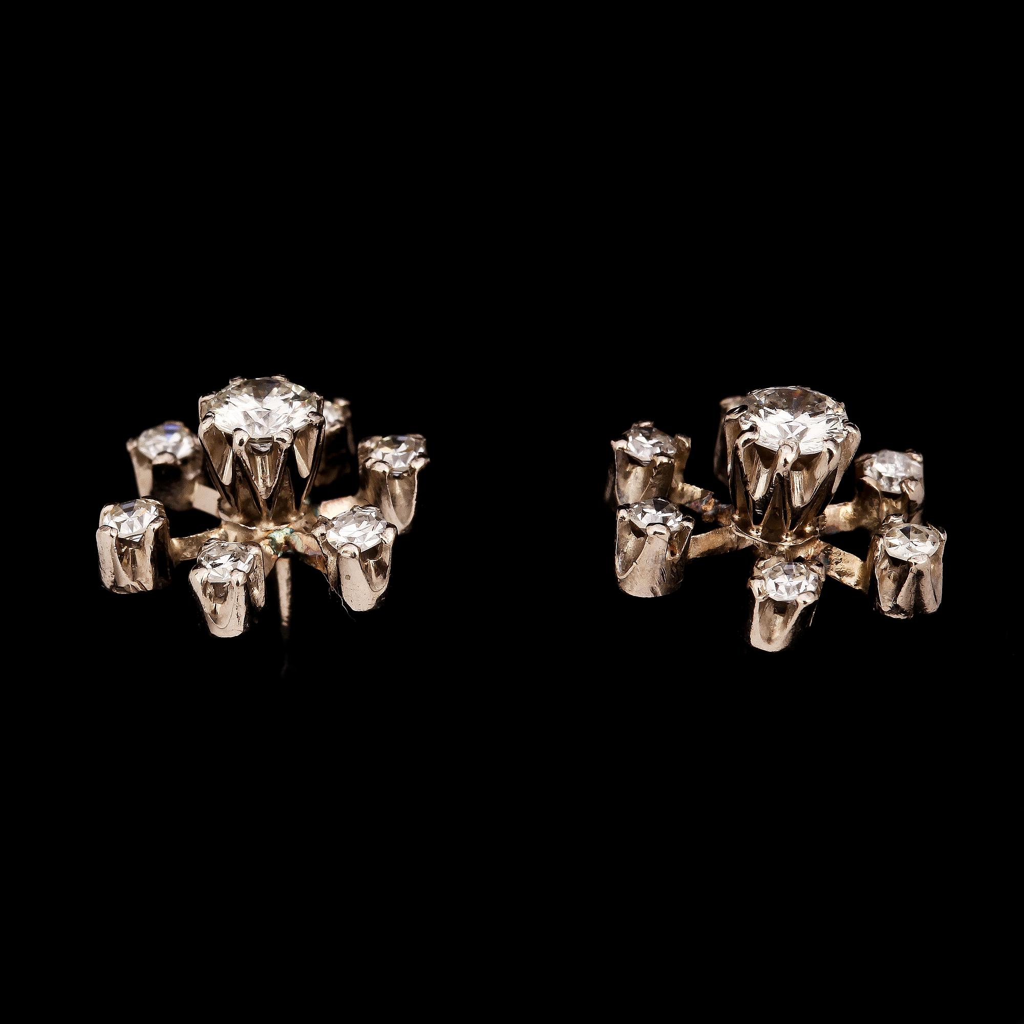 ÖRHÄNGEN, 18k vitguld med  2 briljantslipade diamanter och 12 åttkantslipade diamanter, tot ca 0.8 ct. Vikt 2 g.