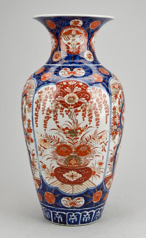 GOLVVAS, porslin, Imari, Japan 1900-talets början.