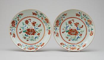 186. A pair of charger, Qing dynasty, Qianlong (1736-95).