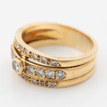 Ring 18K guld med runda briljantslipade diamanter.