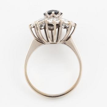 Ring, 14K vitguld med safir och briljantslipade diamanter, Österrike.