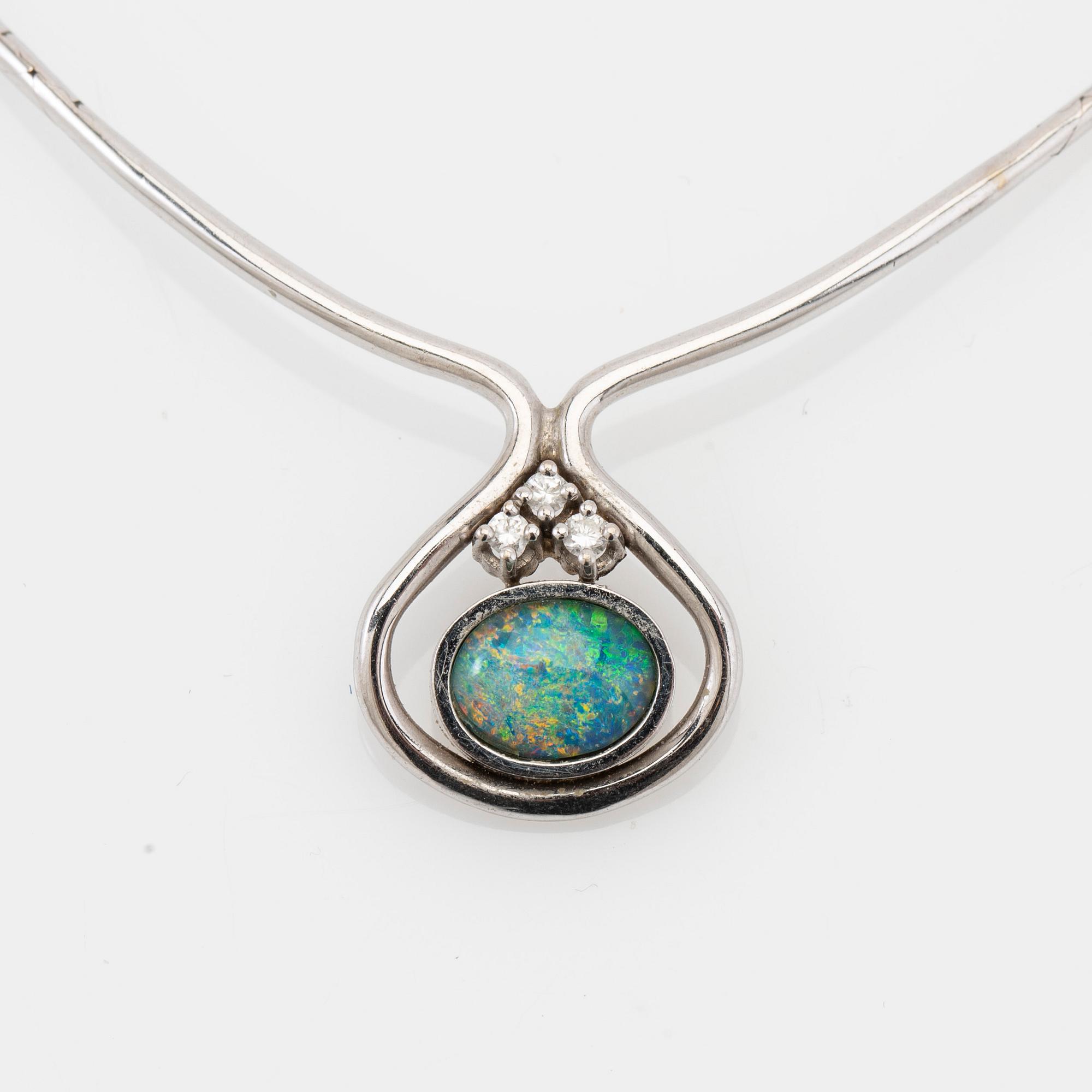 Collier, 18K vitguld med opal och briljantslipade diamanter.