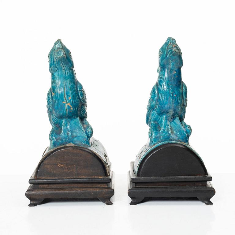 Two turquoise galzed roof tile figures of birds, late Ming dynasty.