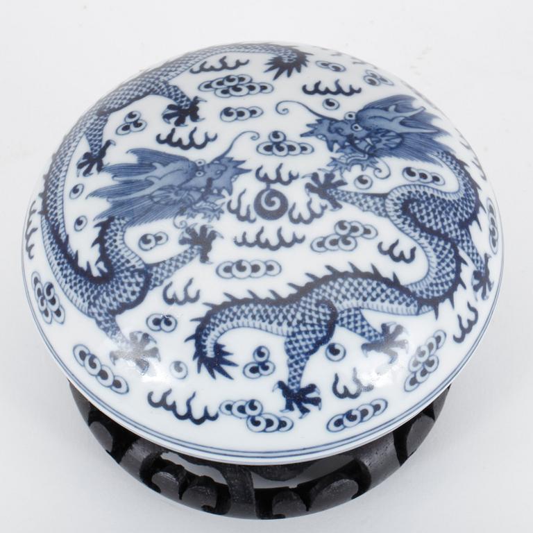 ASK MED LOCK. Porslin, Kina.