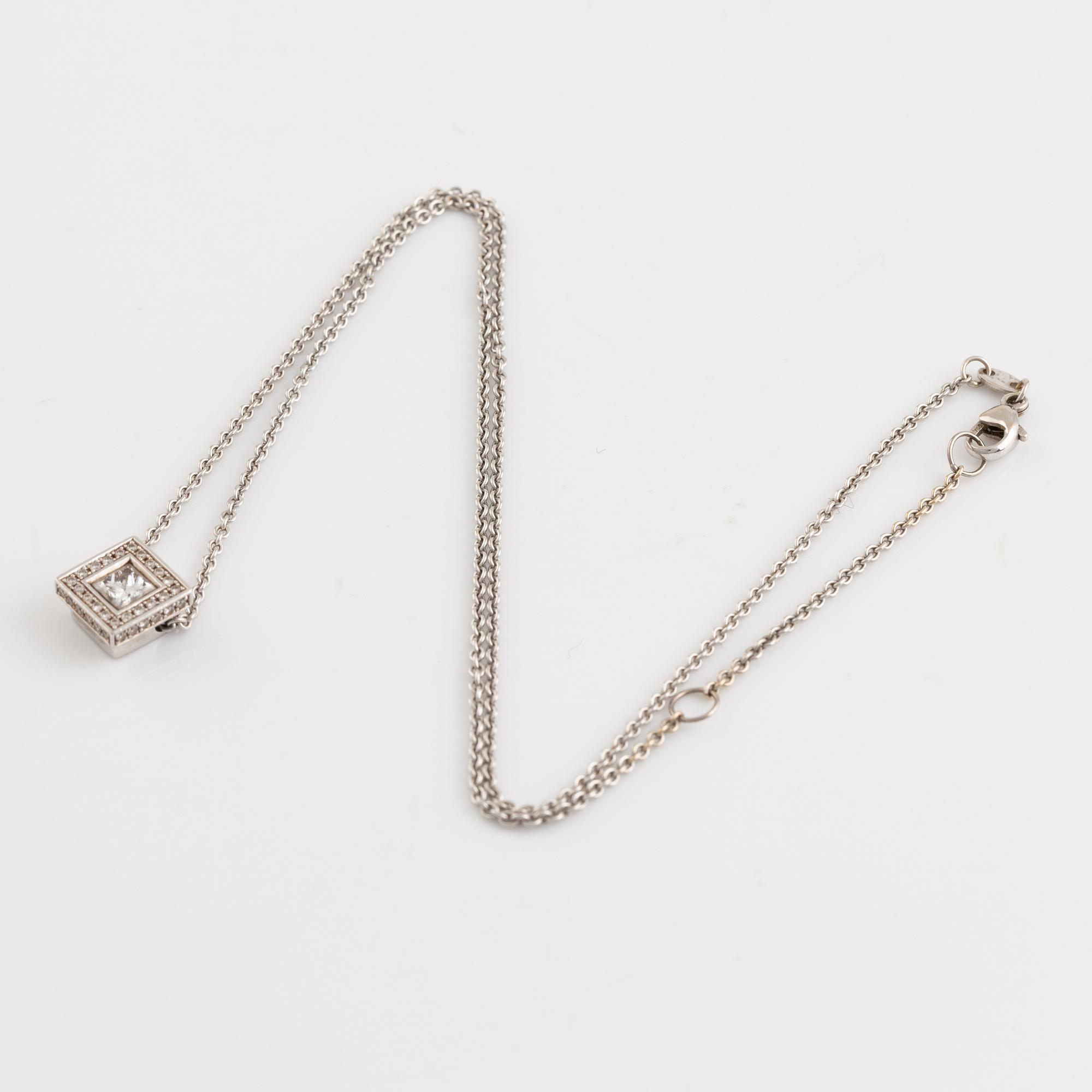 Pendant in white gold with princess-cut diamond and brilliant-cut diamonds. With chain.