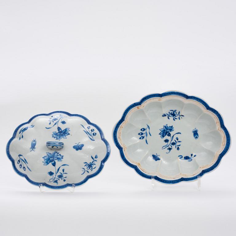 A blue and white dinner service, Qing dynasty, Qianlong (1736-95). (53 pieces).