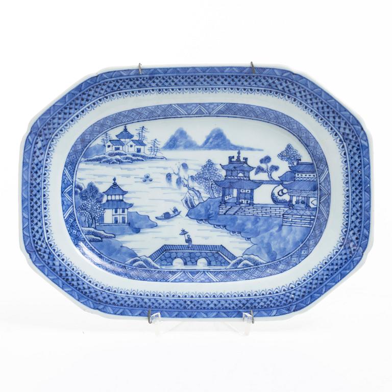 Roasting dishes, a pair, company porcelain, China, Qing dynasty, Qianlong (1736–95).