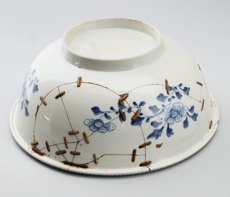 BÅLSKÅLAR, 2 st samt SKÅLFAT, porslin, Kina, 1700-tal.