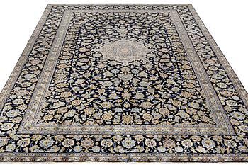 A Kashan carpet, c. 421 x 293 cm.