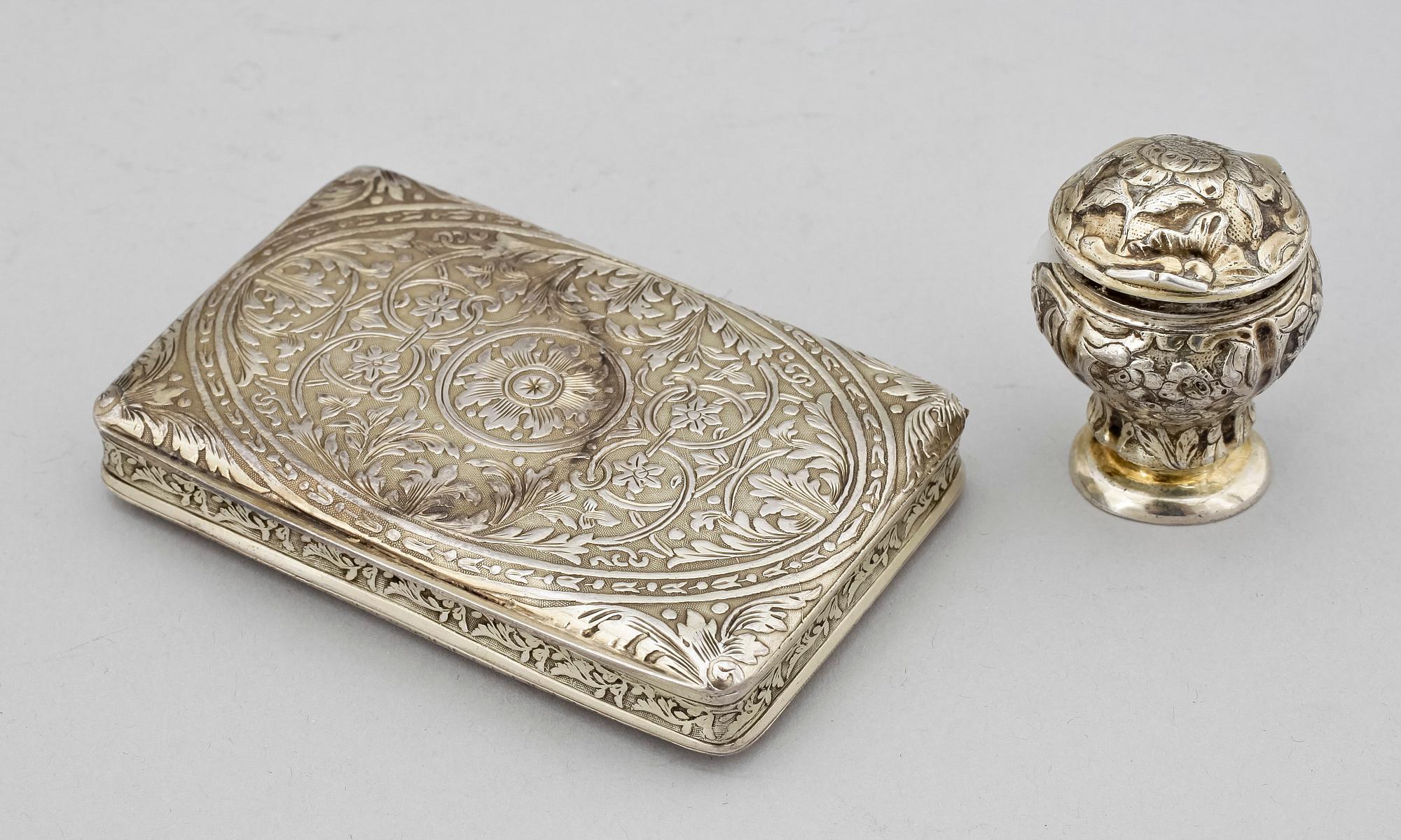 ETUI samt FRIMÄRKSVÄTARE, silver, bl.a Friedich Silber, Karlskrona, 1700 resp 1800-tal. Ca 98g.