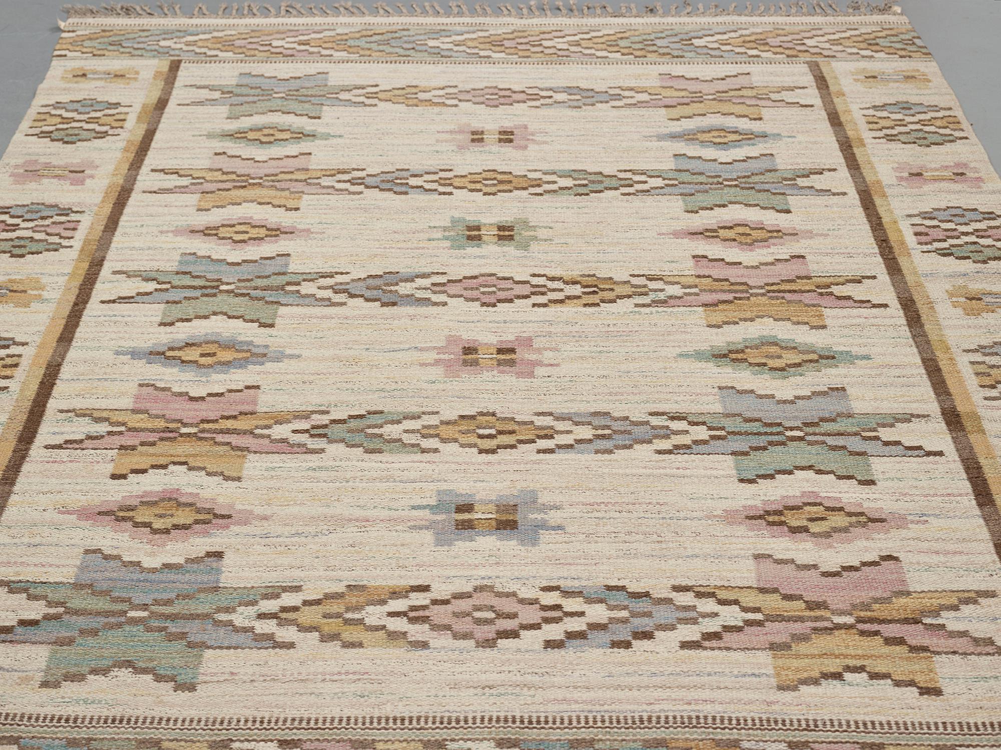 Märta Måås-Fjetterström, Matta, "Vit botten", rölakan, ca 293-301,5 x 201,5-205 cm, signerad MMF.