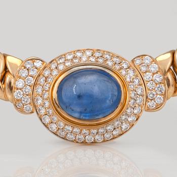 COLLIER med cabochonslipad safir ca 12.80ct samt briljantslipade diamanter totalt ca 2.00ct.