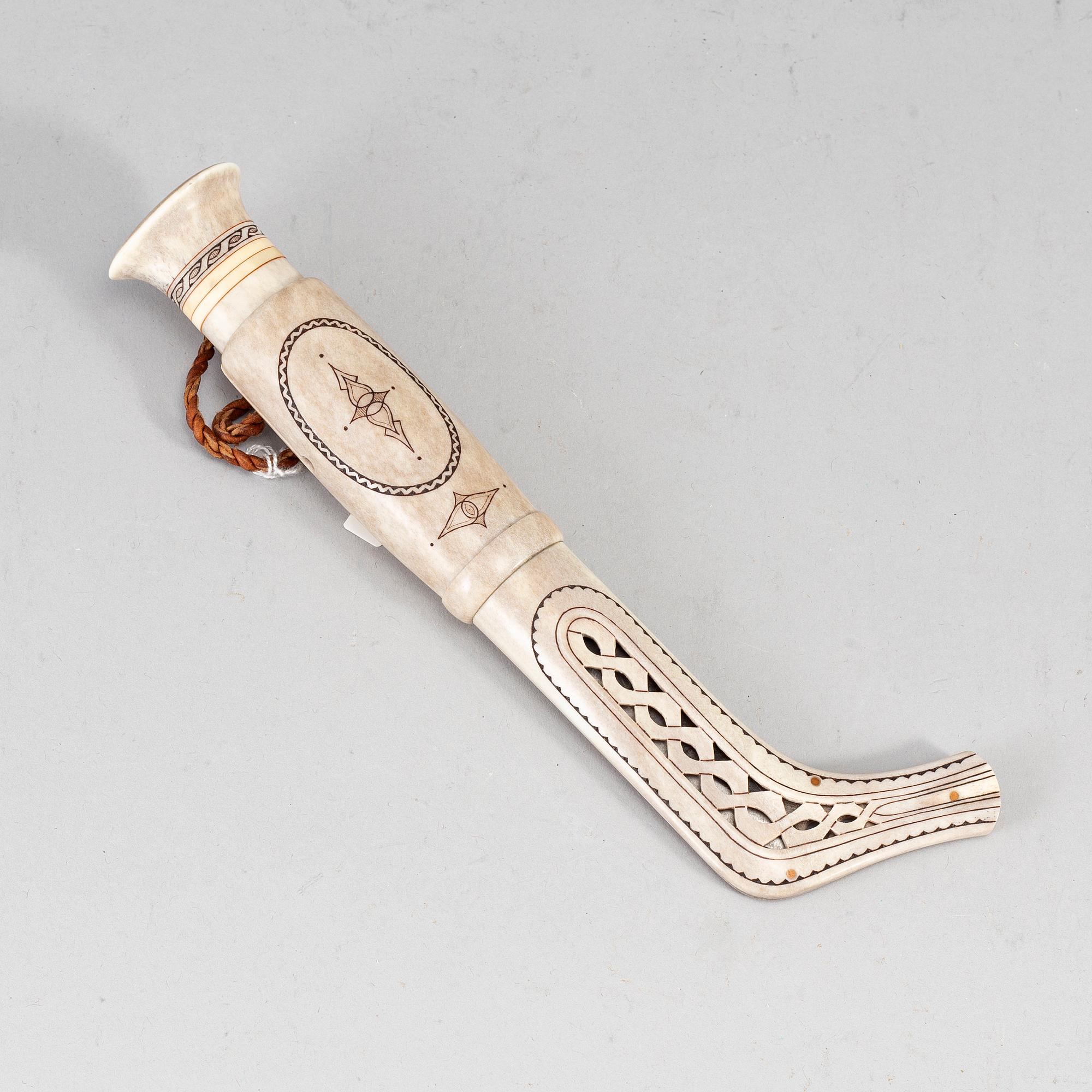 ROLAND LUNDBERG, a Sami reindeer horn knife, piteå, signed.