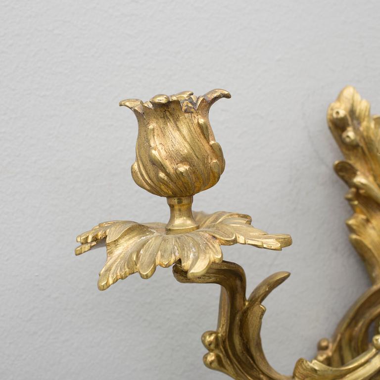 VÄGGLAMPETTER, ett par, mässing, rokokostil, 1800-talets slut.