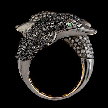 RING, silver, vita och svarta diamanter tot ca 2.61 ct, smaragder tot ca 0.04 ct.