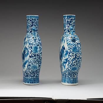 A pair of blue and white moon flasks, late Qing dynasty, 19th century.