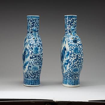 PILGRIMSFLASKOR, ett par, porslin. Sen Qing dynasti, 1800-tal.