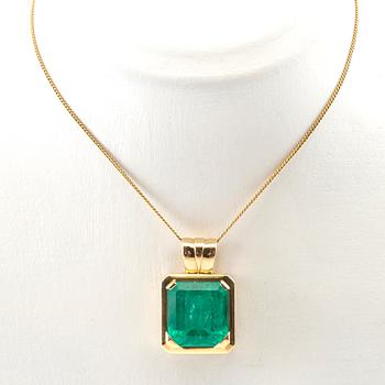 An 18K gold pendant set with an emerald-cut emerald, Schrittesser Gold & Silversmith Gothenburg.