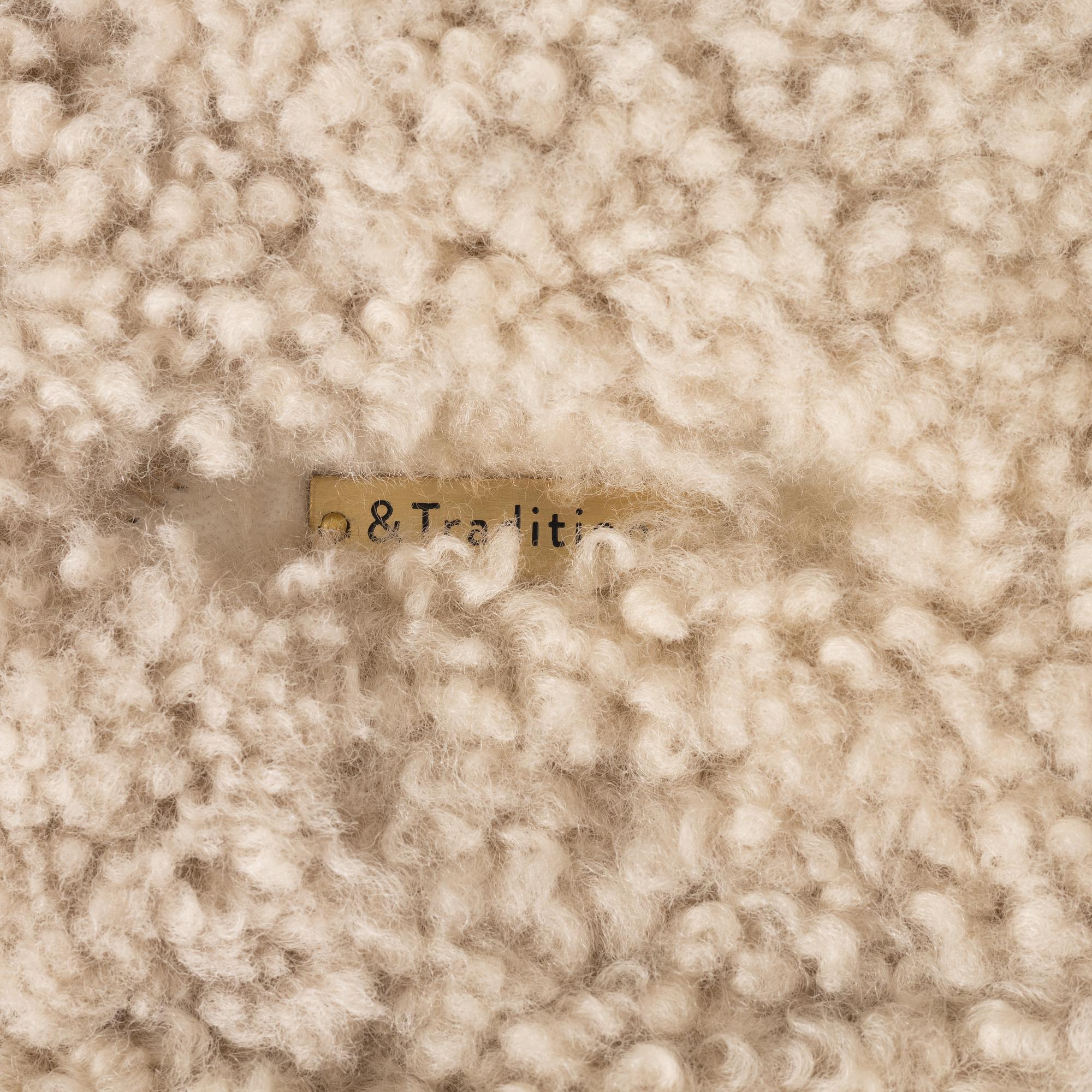 Viggo Boesen, fåtölj med fotpall, "Little Petra", &Tradition, Danmark.