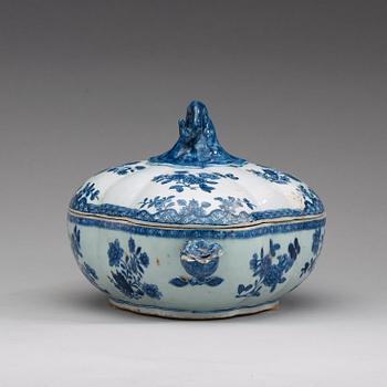 A blue and white pumkin shaped tureen with cover and tray, Qing dynasty, Qianlong (1736-95).