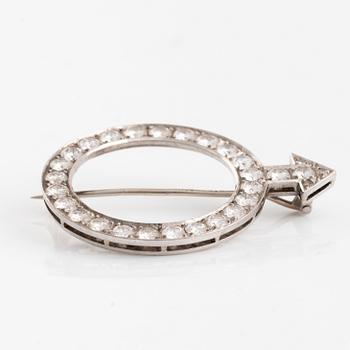An 18K white gold brooch set with round brilliant-cut diamonds.