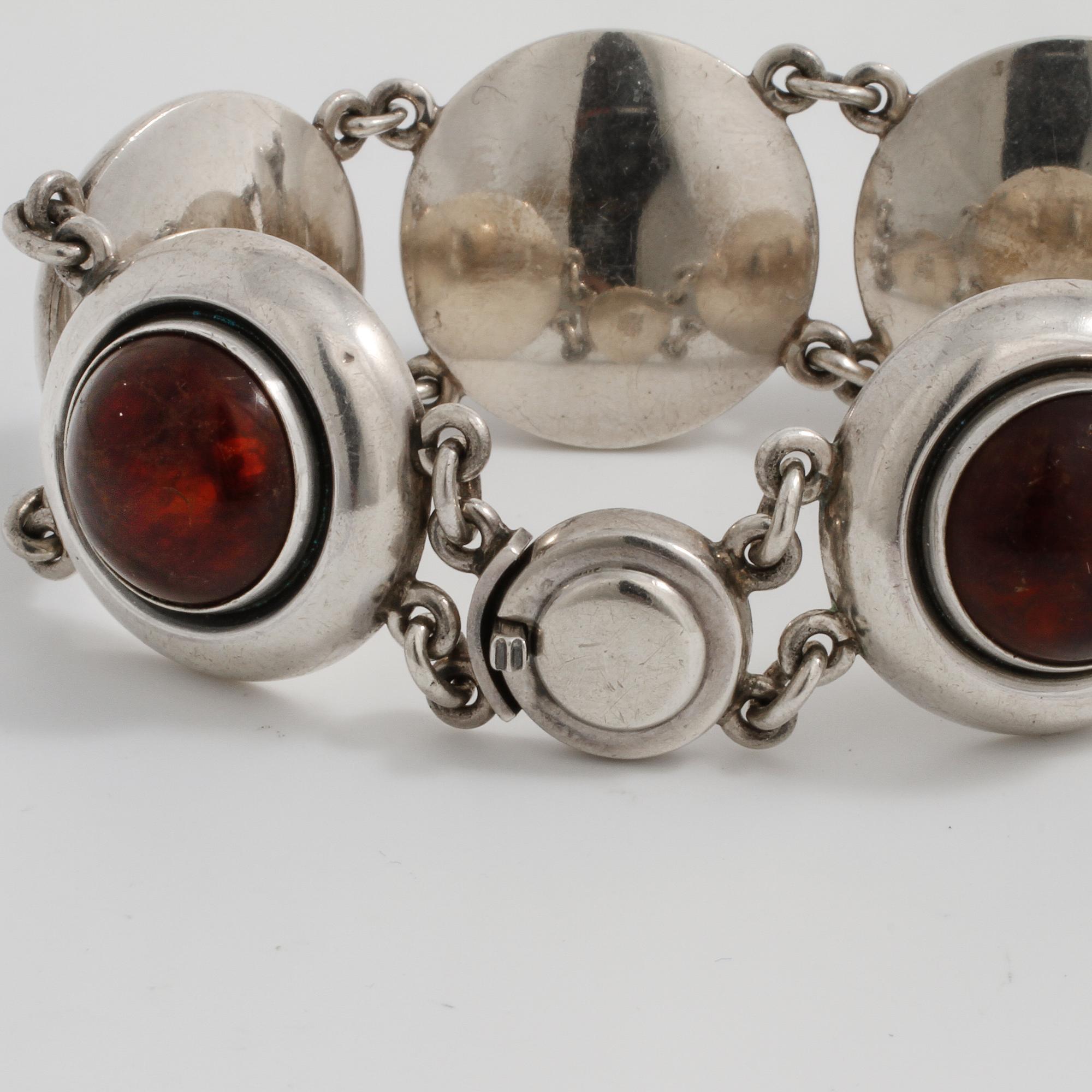 NIELS ERIK FROM, Nakskov, Danmark, armband med cabochonslipad bärnsten.