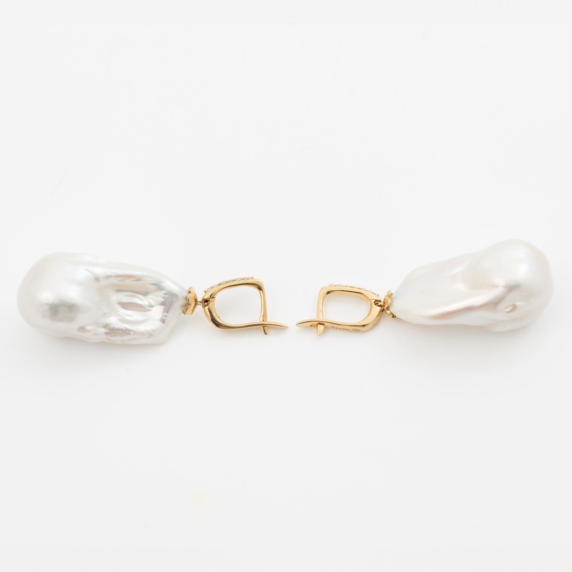 A pair of earrings in 18K gold with cultured baroque freshwater pearls and round brilliant-cut diamonds.