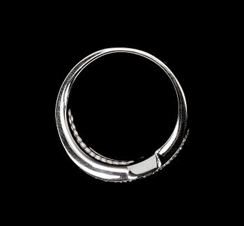 RING, 18k vitguld med briljantslipade diamanter, tot 0.65 ct enl gravyr.
