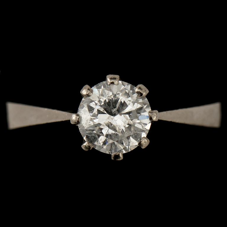 RING, 18k vitguld med briljantslipad diamant, 1.07 ct enligt gravyr, Stockholm, 1982. Vikt 4 g.