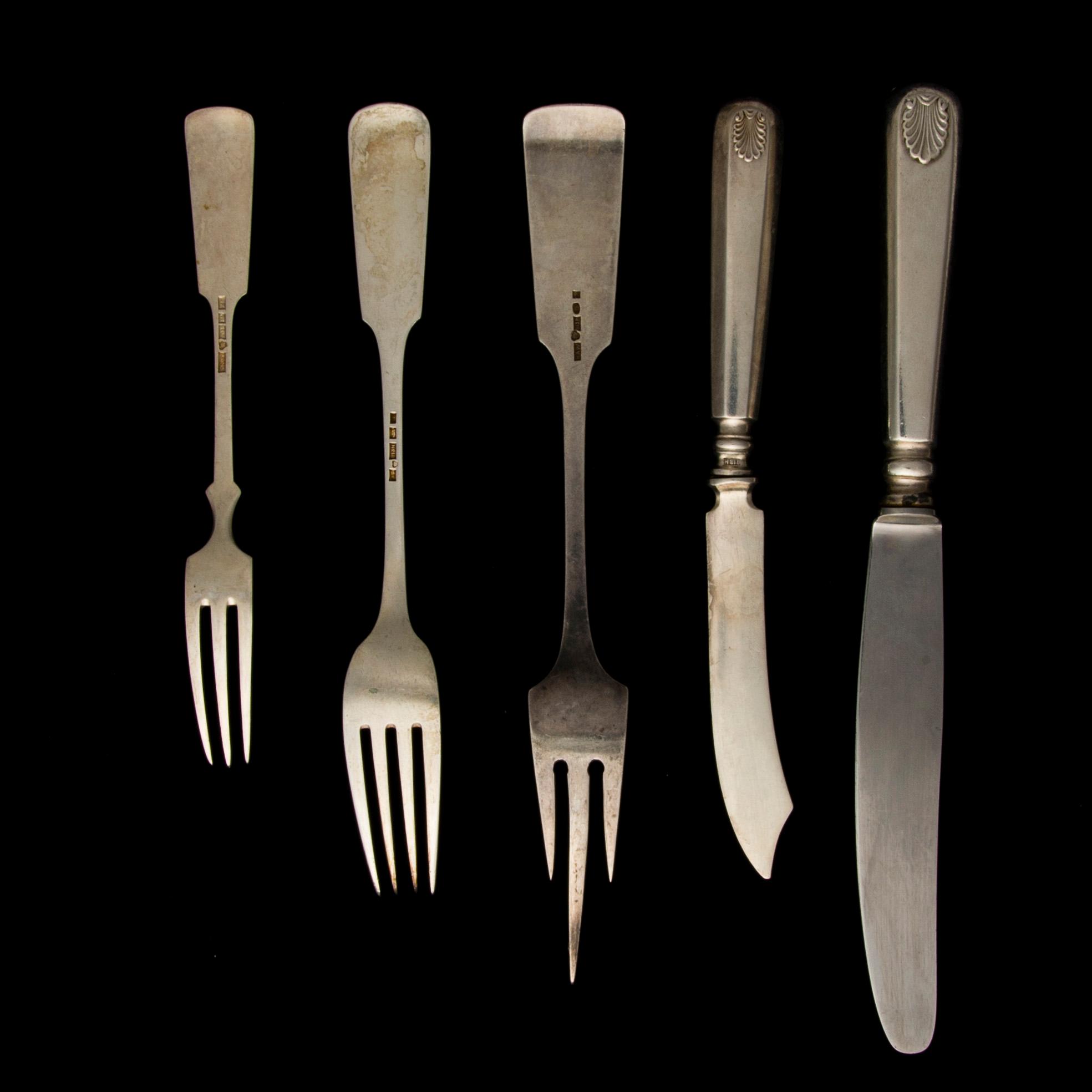 PARTI BESTICK, 44 delar, silver, "Mussla", finska stämplar, 1918-50. Tot vikt 1084,8 g.