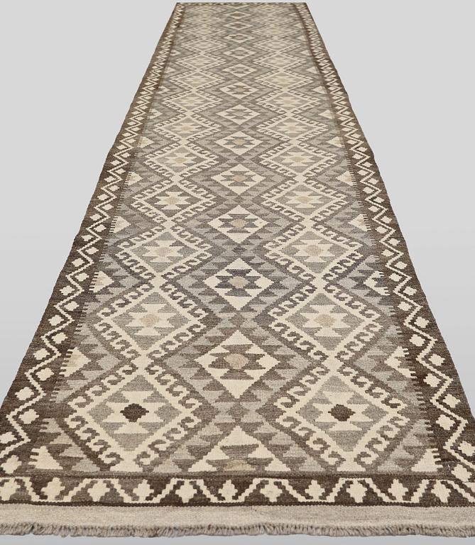 A Kilim runner, approx. 402 x 88 cm.