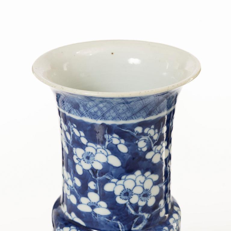 Vas, porslin, Kina, sen Qingdynasti/omkring 1900.