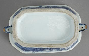 SMÖRTERRIN på FAT, porslin, Kina, Qianlong, (1736-95).