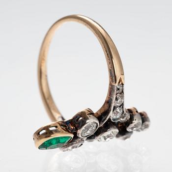 A RING, old cut diamonds c. 0.80 ct, emerald 4,5 x 5,5 mm. Size 17+. Weight 3,8 g.