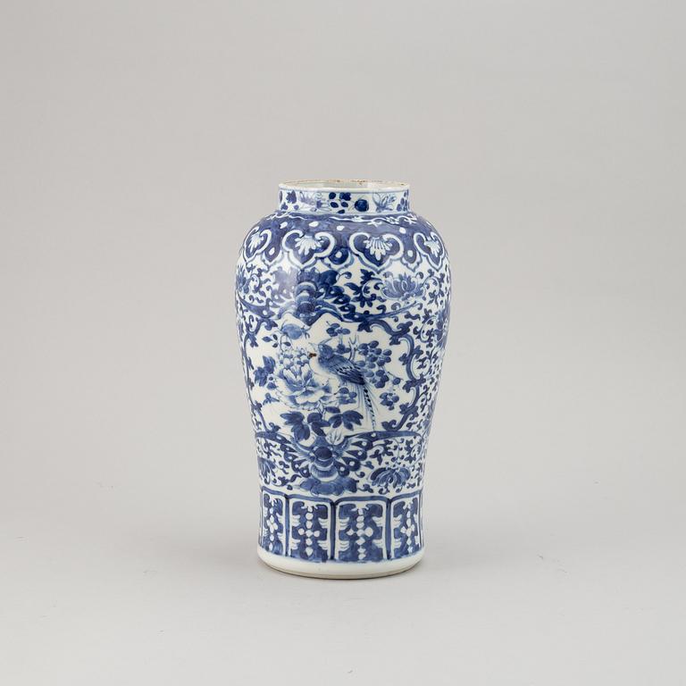 A blue and white vase, Qing dynasty, late 19th century.