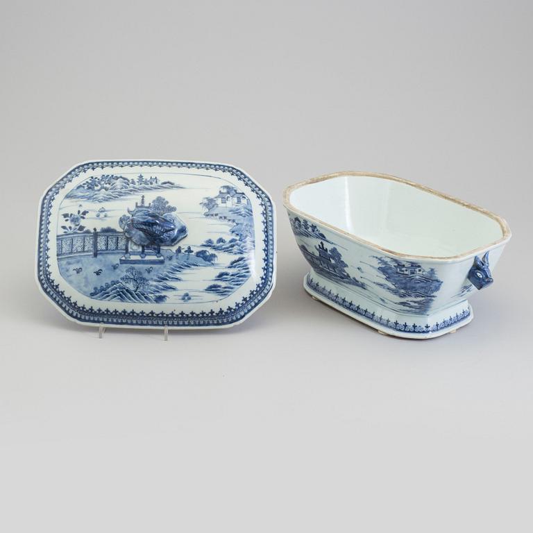 A blue and white tureen, Qing dynasty, Qianlong (1736-95).