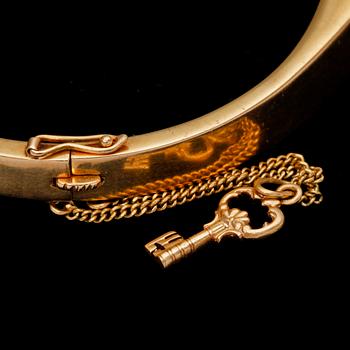 ARMBAND, 18k guld med vit fasettslipad vit sten. Niklas Ohlsson, Växjö 1952, Vikt 21,5 g.