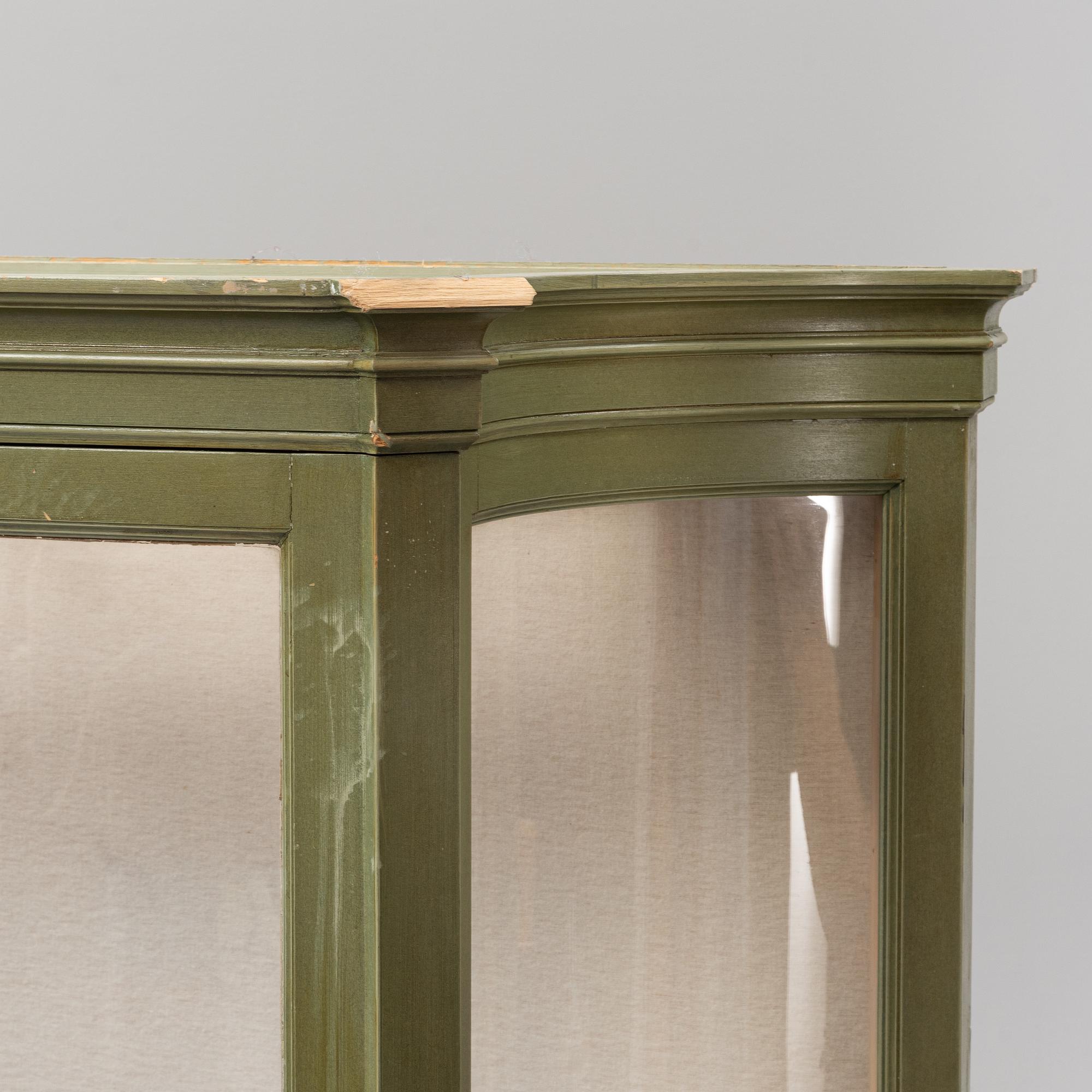 A pair of painted display cabinets, first half of the 20th Century.