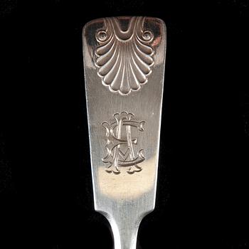 BESTICK, 6+6 "Musslan" silver, Helsingfors 1936-1950. Knivbladen stål. Sammanlagd vikt ca 748 g.